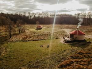 uma vista aérea de um yurt num campo em Glamping jurty Czapla em Wałcz