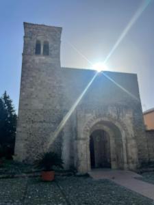 un viejo edificio de piedra con el sol brillando en él en Casa da Carmine a Tursi, en Tursi
