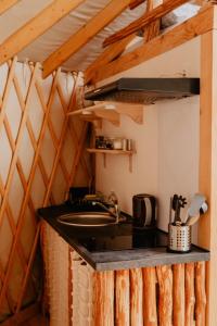 Кухня или мини-кухня в Glamping jurty Czapla
