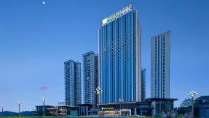 um grupo de edifícios altos em uma cidade em Holiday Inn Express Chengdu Tianfu Airport Zone, an IHG Hotel em Jianyang