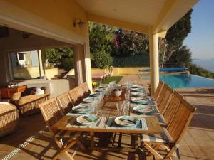 ห้องอาหารหรือที่รับประทานอาหารของ Villa de 4 chambres avec vue sur la mer piscine privee et jardin clos a Rayol Canadel sur Mer a 2 km de la plage