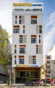 ダナンにあるSamatha Apartment & Hotelの白い建物