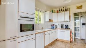 Kuchyň nebo kuchyňský kout v ubytování Villa de rêve à Rayol-Canadel-sur-Mer