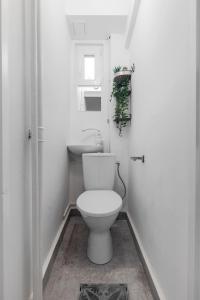 Ένα μπάνιο στο Eclectic 3 bedroom Calea Victoriei by Urbanesq +23 φωτογραφίες