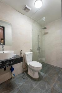 La salle de bains est pourvue de toilettes, d'un lavabo et d'une douche. dans l'établissement Granda Lake View Hotel & Apartment, à Hanoï
