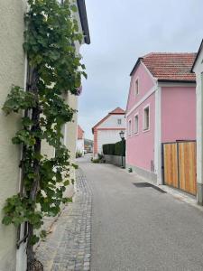 una stradina con case rosa e edera di Ruheoase im Zentrum der Wachau - neu renoviertes Haus mit Terrasse a Dürnstein