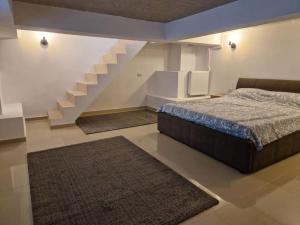 - une chambre avec un lit et un escalier dans l'établissement Danube Double, à Brăila