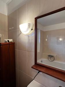 a bathroom with a large mirror and a sink at Rosenfeld 2 in Pinneberg