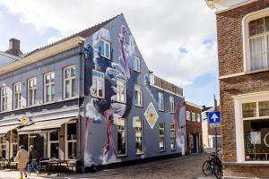 a building with a painting on the side of it at Appartement La Charrette in Tilburg
