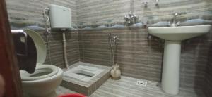 Bathroom sa Eagle Nest Cottage Muzaffarabad by LMC