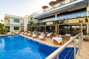 een hotel met een zwembad en een restaurant bij TOA Hotel & Spa Zanzibar in Pongwe