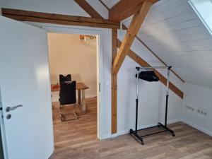 ein Dachzimmer mit Schreibtisch und Laufband in der Unterkunft Dachstudio Eggingen in Eggingen