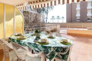 A restaurant or other place to eat at Sea front Apart. 2 Pools / 1ª linea. 2 piscinas