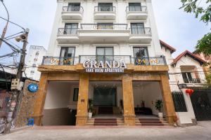 um edifício com um sinal que lê grandala não se esqueceu em Granda Lake View Hotel & Apartment em Hanói