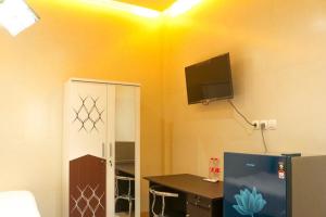 TV/trung tâm giải trí tại HP Residence Mitra RedDoorz near Alun Alun Kediri