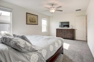 1 dormitorio con 1 cama y TV de pantalla plana en Spacious Merced Vacation Rental!, en Merced