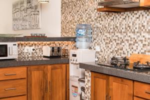 una cocina con licuadora en la parte superior de un mostrador en Relax Bali Villas, en Legian 11 fotos más