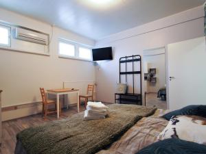 1 dormitorio con 1 cama y 1 mesa con sillas en Savonlinna Rentals, en Savonlinna
