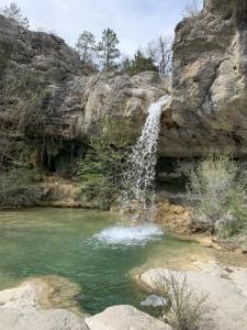 een waterval die uitmondt in een zwembad van water bij Le Tamaris in Die