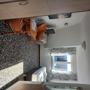 Zimmer mit einer Decke und einem Fenster in der Unterkunft Die Remise Copenhagen RE-16 in Stolpe auf Usedom
