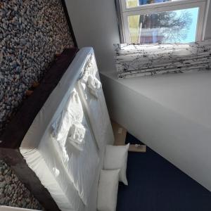 Bett in einem Zimmer mit Fenster in der Unterkunft Die Remise Copenhagen RE-16 in Stolpe auf Usedom
