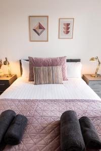 sypialnia z dużym łóżkiem z poduszkami w obiekcie Apartment @ I Quarter w Sheffield