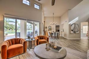 Χώρος καθιστικού στο Golf Course View, Community Perks Surprise Home