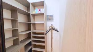 een inloopkast met een koelkast en planken bij Apartament de lux cu 2 camere și living in Chişinău