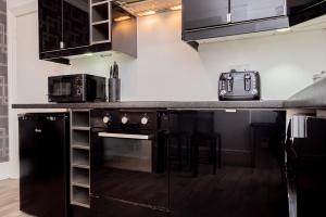 A kitchen or kitchenette at Free Parking-Central Location-Contractor-Leisure