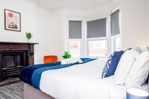 - une chambre blanche avec un lit et une cheminée dans l'établissement Free Parking-Central Location-Contractor-Leisure, à Colchester