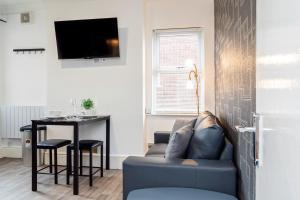 uma sala de estar com um sofá e uma mesa em Free Parking-Central Location-Contractor-Leisure em Colchester