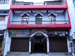 een gebouw met een bord dat Shahmutka paleis leest bij Hotel Shakuntla Palace in Gaya