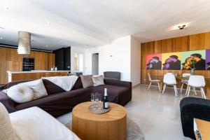 uma sala de estar com um sofá e uma mesa em Holiday Apartment Tres Coronas em Fuengirola
