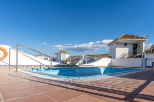 uma piscina no telhado de uma casa em Holiday Apartment Tres Coronas em Fuengirola
