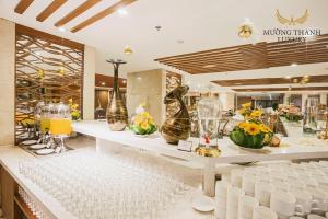 uma loja com vasos e outros itens em um balcão em Muong Thanh Luxury Nha Trang Hotel em Nha Trang