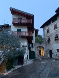 a building with a balcony on the side of it at Appartamento al castello di Arco in Arco