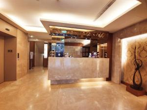 un vestíbulo con un bar en el medio de un edificio en Guide Hotel Taipei NTU, en Taipéi