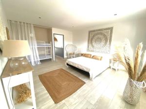 a living room with a bed and a table at Ti Pêcheurs vb Bord de mer in Saint-Pierre