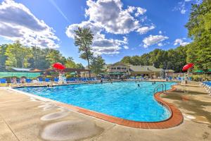 een groot zwembad in een resort met mensen bij Pet-Friendly Gouldsboro Home at Big Bass Lake in Gouldsboro