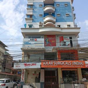Un palazzo alto con un cartello davanti di Safa Serviced Apartments a Cochin