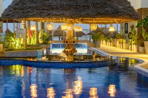 TOA Hotel & Spa Zanzibar内部或周边的泳池
