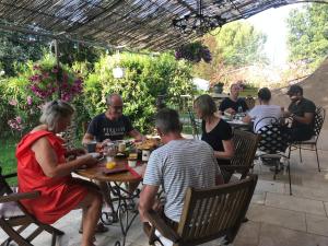 een groep mensen aan een tafel in een restaurant bij La belle histoire gîte Luberon in Bédoin