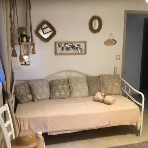 a living room with a couch in a room at Mon rêve in Les Martys