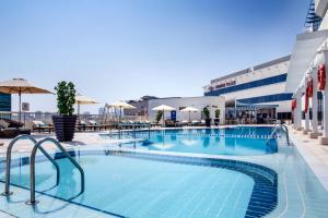 Bazén v ubytování Crowne Plaza Dubai Deira by IHG nebo v jeho okolí
