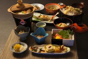 un groupe de plaques alimentaires sur une table dans l'établissement Hanaya Tokubei, à Tenkawa