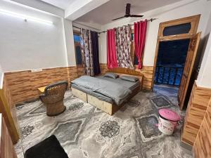 a bedroom with a bed and a window at Flipsyde Retreat in Kasol