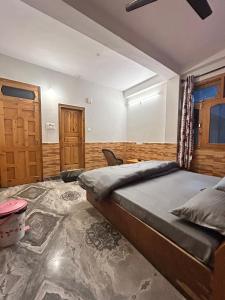- une chambre avec un grand lit dans l'établissement Flipsyde Retreat, à Kasol