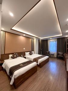 Кровать или кровати в номере Linh Trang Hạ Long Hotel