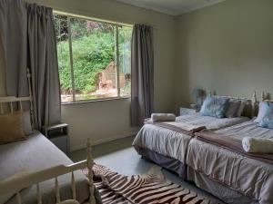 sypialnia z 2 łóżkami i oknem w obiekcie Valhalla Ranch w mieście Dundee