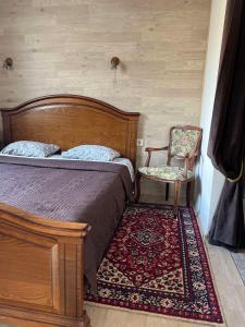 una camera con un letto, una sedia e un tappeto di Apartment Vilnius Old Town a Vilnius Altre 20 foto